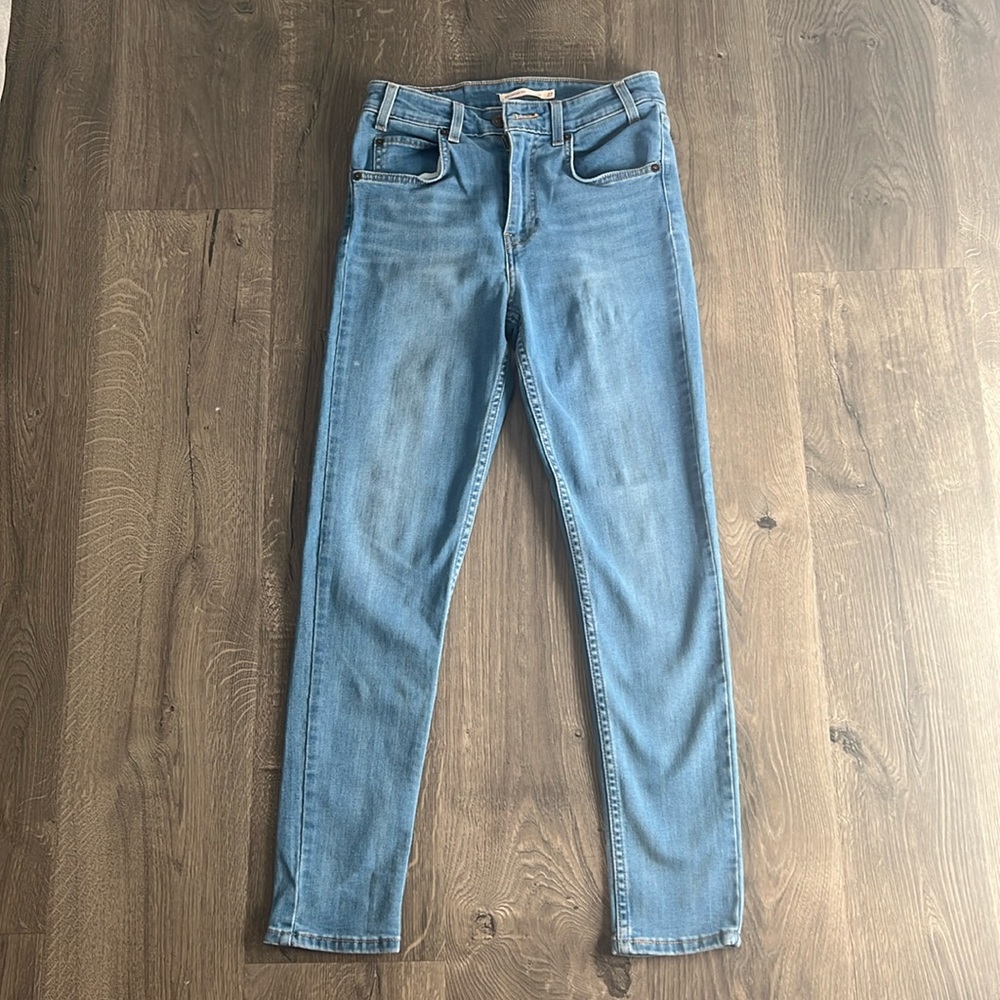 Women’s Levi skinny jeans size 27